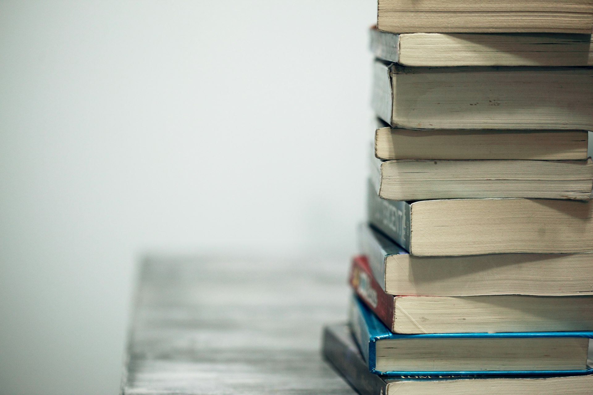 Një tavolinë studimi me libra në një ambient banimi studentor